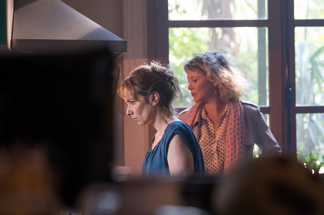 Candice Renoir - Season 8 - Abondance de biens ne nuit pas - Photos - Julie-Anne Roth, Cécile Bois