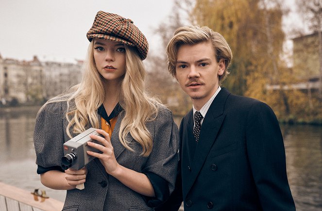 The Queen's Gambit - Promo - Anya Taylor-Joy, Thomas Brodie-Sangster