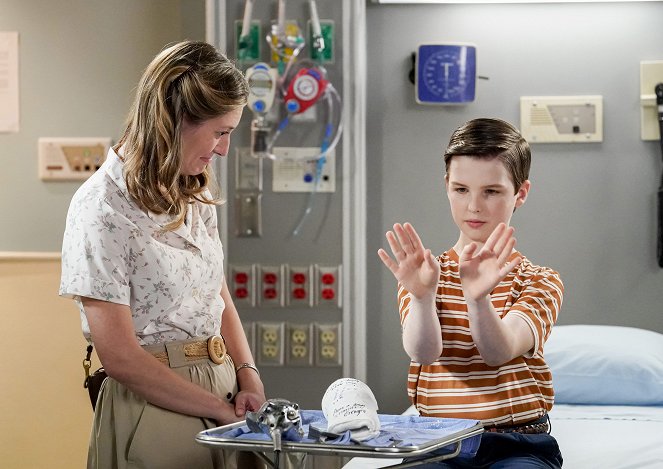 Young Sheldon - Season 4 - Training Wheels and an Unleashed Chicken - Photos - Zoe Perry, Iain Armitage