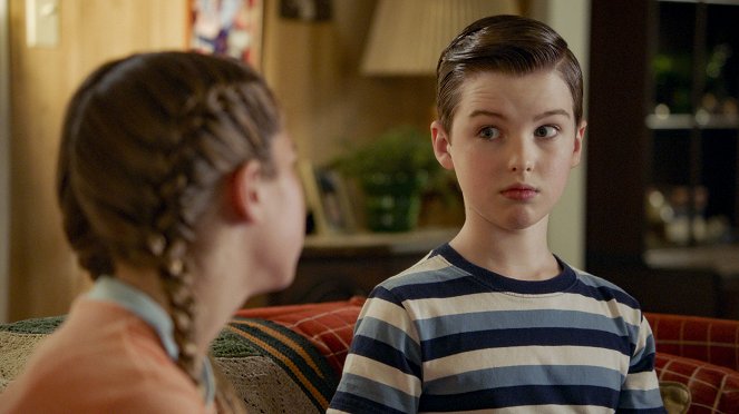 Young Sheldon - Training Wheels and an Unleashed Chicken - Photos - Iain Armitage