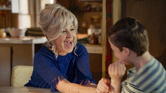 Young Sheldon - Training Wheels and an Unleashed Chicken - Photos - Annie Potts