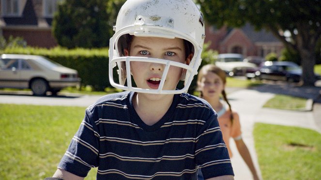 Young Sheldon - Training Wheels and an Unleashed Chicken - Photos - Iain Armitage