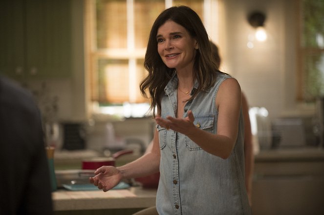 Life in Pieces - Babe Secret Phone Germs - Do filme - Betsy Brandt