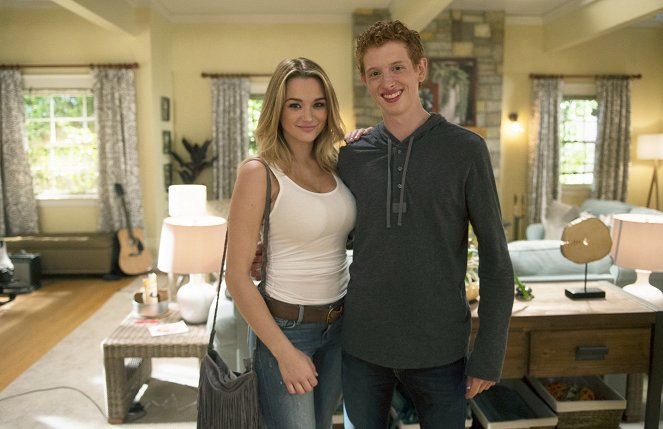 Life in Pieces - Season 1 - Babe Secret Phone Germs - Promo - Hunter King, Niall Cunningham