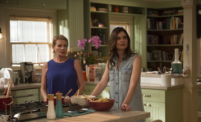Life in Pieces - Season 1 - Babe Secret Phone Germs - Photos - Dianne Wiest, Betsy Brandt