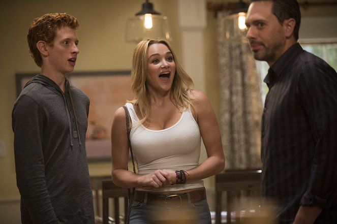 Life in Pieces - Season 1 - Babe Secret Phone Germs - Photos - Niall Cunningham, Hunter King