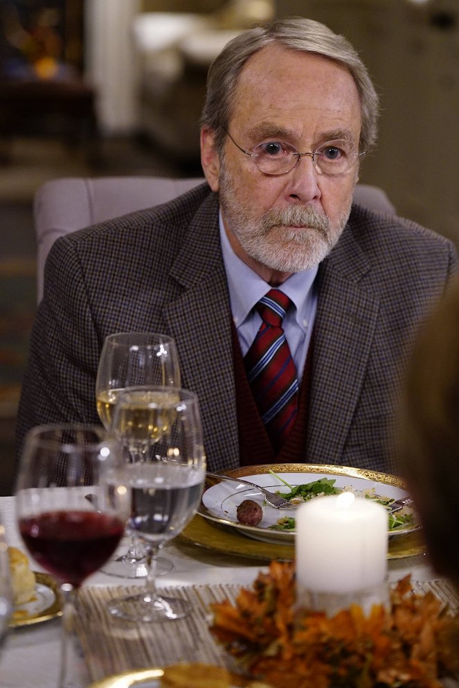 Life in Pieces - Season 1 - Hospital Boudoir Time-Out Namaste - Photos - Martin Mull