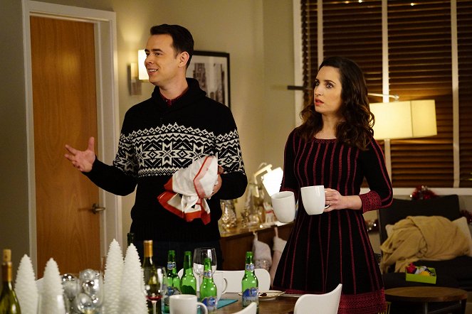 Life in Pieces - Season 1 - College Stealing Santa Caroling - Photos - Colin Hanks, Zoe Lister Jones