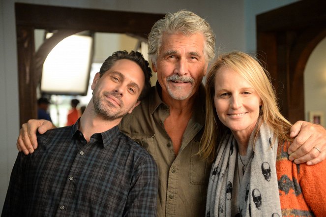 Life in Pieces - Bite Flight Wing-Man Bonnie - Del rodaje - Thomas Sadoski, James Brolin, Helen Hunt