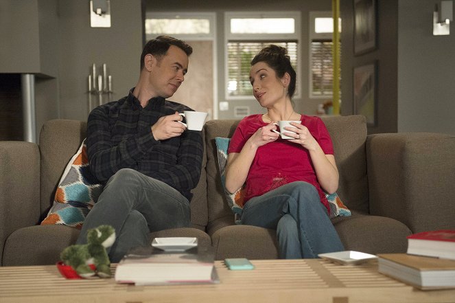 Life in Pieces - Season 1 - Will Trash Book Spa - Photos - Colin Hanks, Zoe Lister Jones