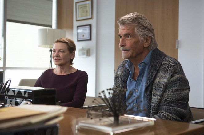 Life in Pieces - Will Trash Book Spa - Photos - Dianne Wiest, James Brolin