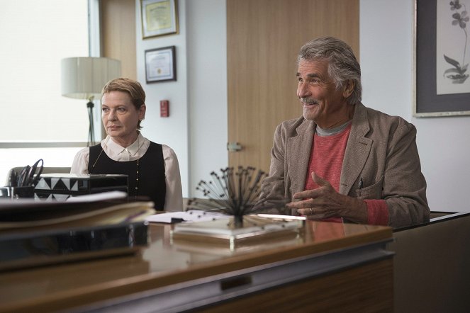 Life in Pieces - Will Trash Book Spa - Photos - Dianne Wiest, James Brolin