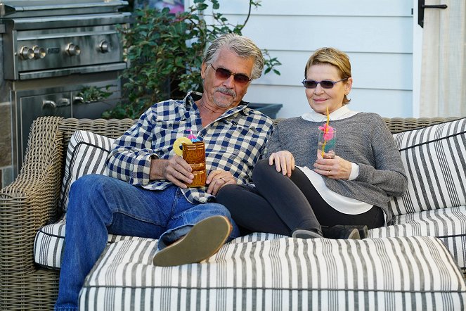 Life in Pieces - Season 1 - Soccer Gigi TV Mikey - Photos - James Brolin, Dianne Wiest