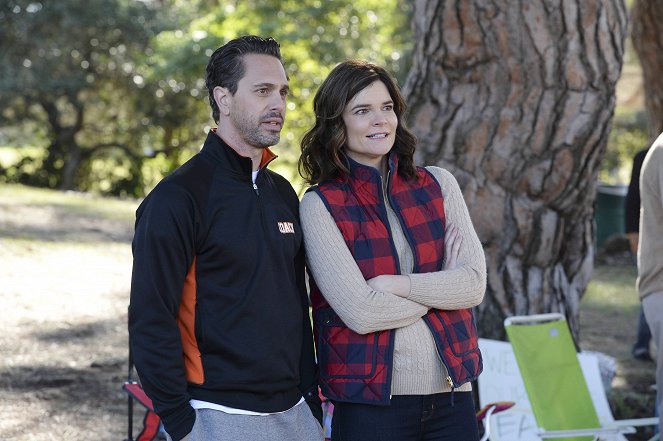 Life in Pieces - Season 1 - Soccer Gigi TV Mikey - Photos - Thomas Sadoski, Betsy Brandt