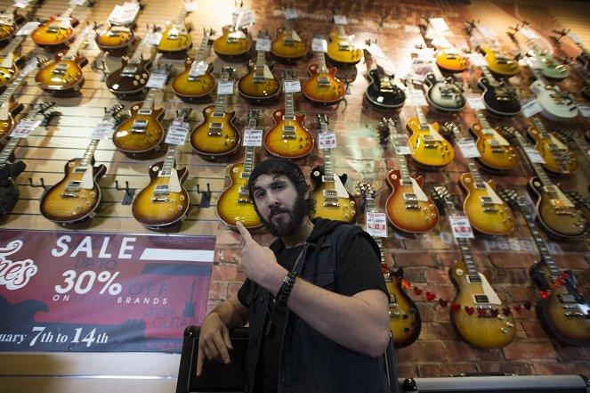 Rodinka na kousky - Tattoo Valentine Guitar Pregnant - Z natáčení - Josh Groban