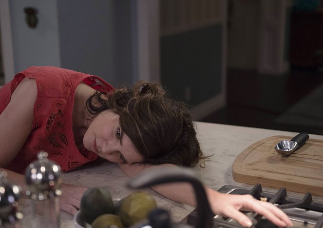 Life in Pieces - Season 2 - Annulled Roommate Pill Shower - Photos - Betsy Brandt