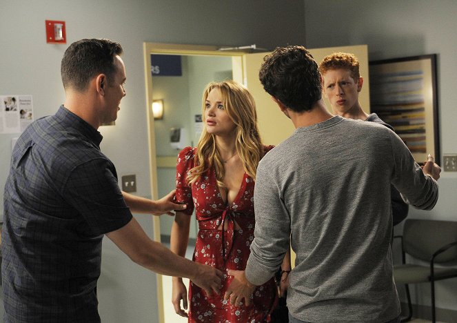 Life in Pieces - Annulled Roommate Pill Shower - Photos - Hunter King, Niall Cunningham