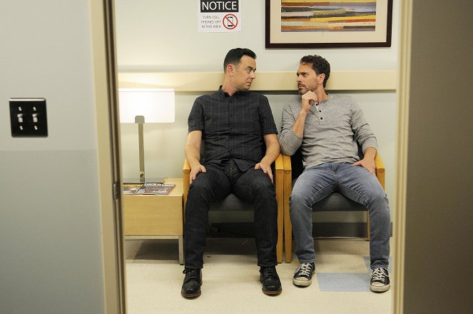 Life in Pieces - Season 2 - Annulled Roommate Pill Shower - Photos - Colin Hanks, Thomas Sadoski