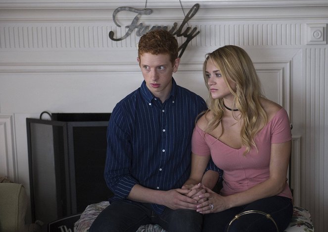 Life in Pieces - Annulled Roommate Pill Shower - Do filme - Niall Cunningham, Hunter King