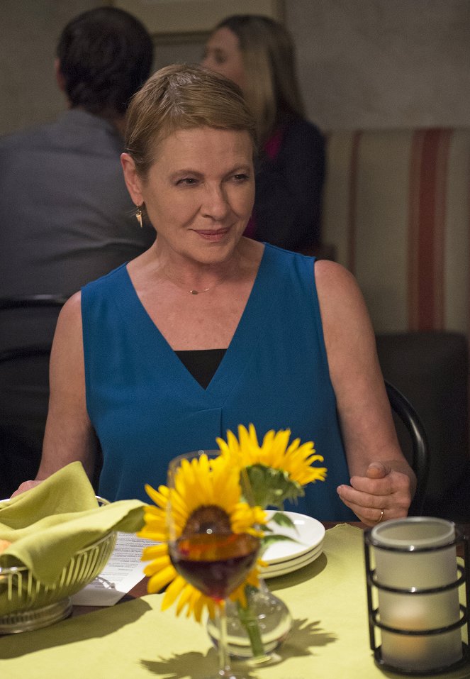 Life in Pieces - Cheap Promotion Flying Birthday - Photos - Dianne Wiest