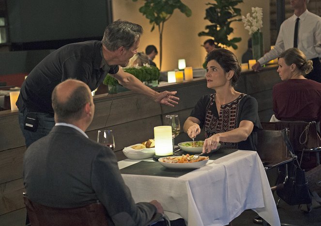 Life in Pieces - Dinner Professor Steps Lesbian - Making of - Betsy Brandt