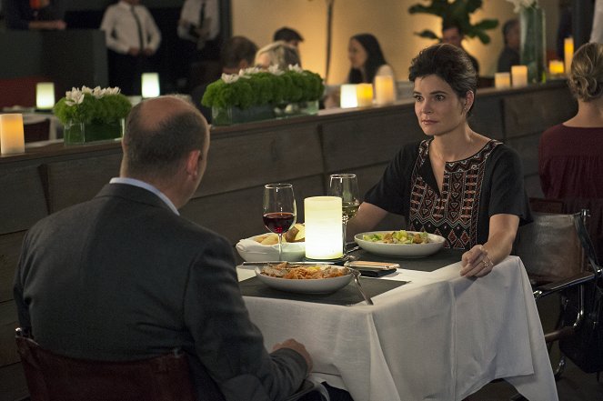 Life in Pieces - Dinner Professor Steps Lesbian - Photos - Betsy Brandt