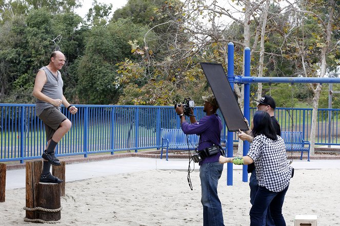 Life in Pieces - Musical Motel Property Bingo - Making of - Dan Bakkedahl