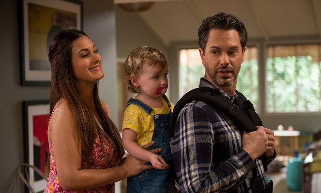 Life in Pieces - Babysit Argument Invention Butterfly - Do filme - Angelique Cabral, Thomas Sadoski