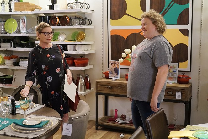 Life in Pieces - Season 2 - Ear Scorn Registry Manuscript - Photos - Dianne Wiest, Fortune Feimster