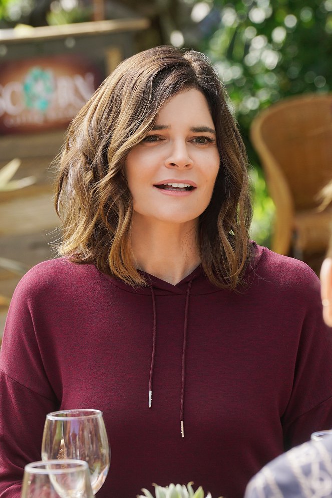 Life in Pieces - Season 2 - Ear Scorn Registry Manuscript - Photos - Betsy Brandt