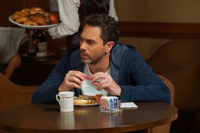 Life in Pieces - Season 2 - Poison Fire Teats Universe - Photos - Thomas Sadoski