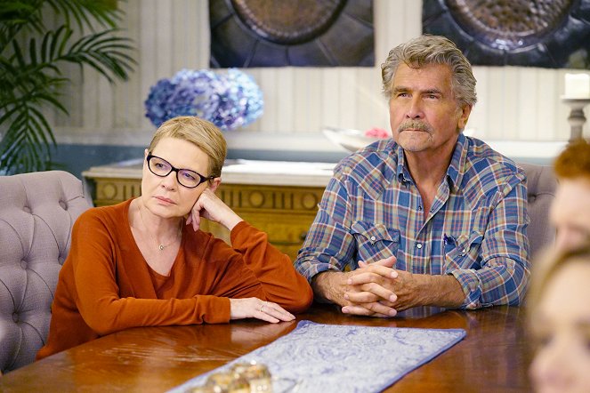 Life in Pieces - Season 3 - Settlement Pacifier Attic Unsyncing - Photos - Dianne Wiest, James Brolin