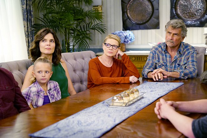 Life in Pieces - Season 3 - Settlement Pacifier Attic Unsyncing - Photos - Giselle Eisenberg, Betsy Brandt, Dianne Wiest, James Brolin
