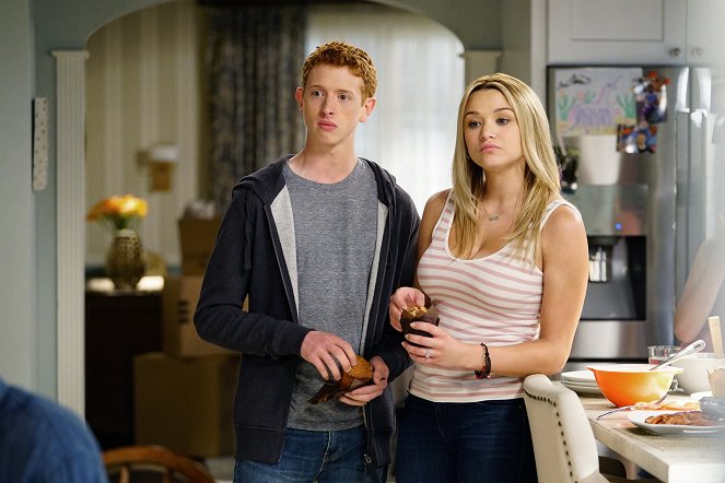 Life in Pieces - Season 3 - Settlement Pacifier Attic Unsyncing - Photos - Niall Cunningham, Hunter King