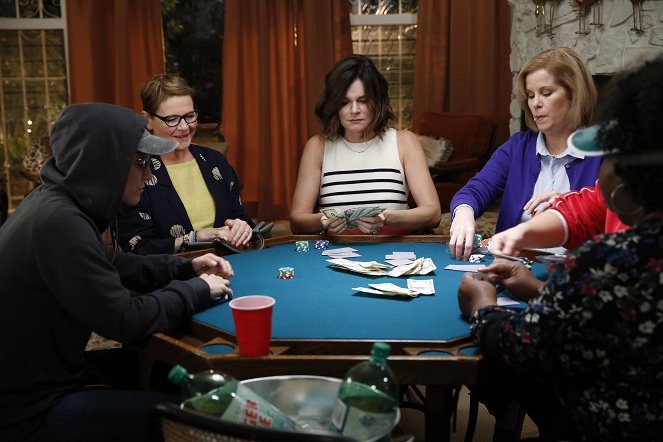 Life in Pieces - Treasure Ride Poker Hearing - Photos - Dianne Wiest, Betsy Brandt, Marypat Farrell