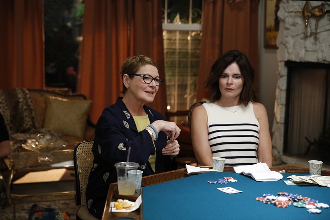 Rodinka na kousky - Treasure Ride Poker Hearing - Z filmu - Dianne Wiest, Betsy Brandt