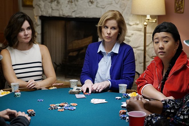 Rodinka na kousky - Treasure Ride Poker Hearing - Z filmu - Betsy Brandt, Marypat Farrell, Sherry Cola