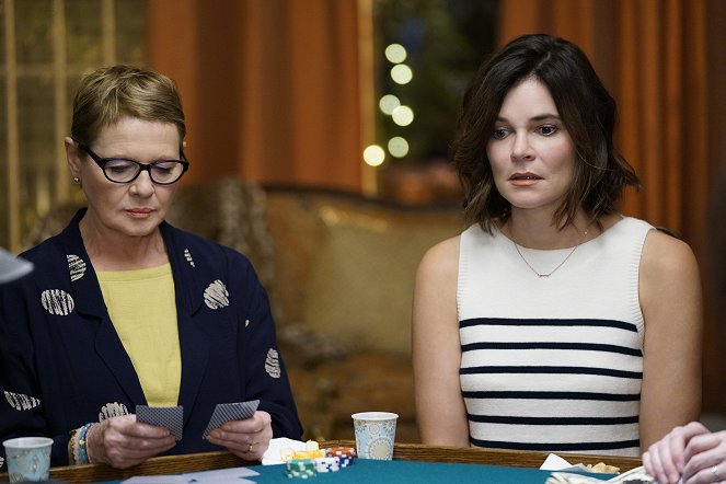 Life in Pieces - Treasure Ride Poker Hearing - Photos - Dianne Wiest, Betsy Brandt