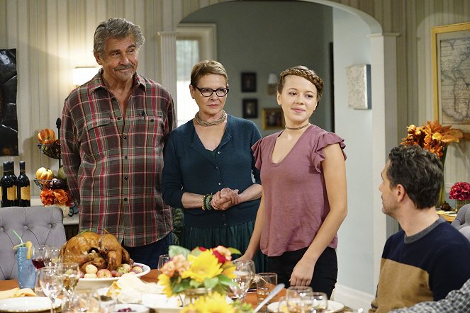 Life in Pieces - Testosterone Martyr Baked Knife - Photos - James Brolin, Dianne Wiest, Holly J. Barrett