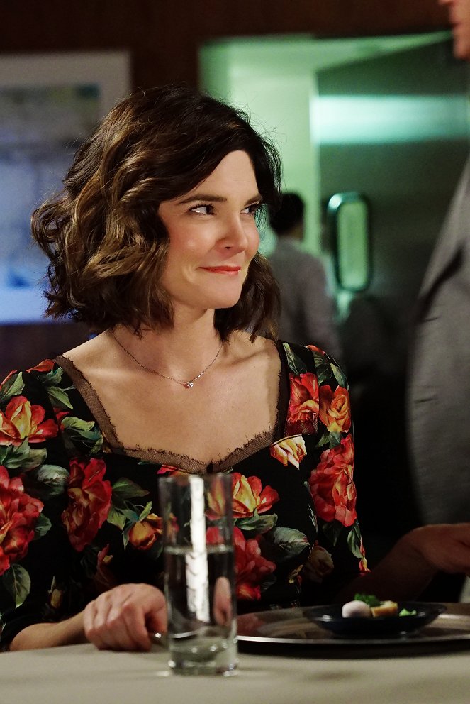 Life in Pieces - Meal Potty Cart Middle - Photos - Betsy Brandt