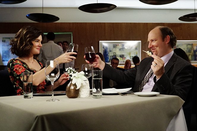 Life in Pieces - Meal Potty Cart Middle - Photos - Betsy Brandt, Dan Bakkedahl