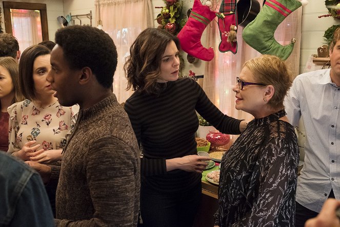 Life in Pieces - The Twelve Shorts of Christmas - Photos - Zoe Lister Jones, Betsy Brandt, Dianne Wiest