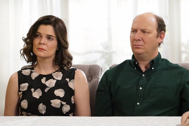 Life in Pieces - Video Piercing Model Hangover - Photos - Betsy Brandt, Dan Bakkedahl