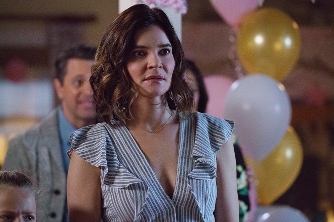Life in Pieces - Sixteen Spanish Car Leak - Photos - Betsy Brandt