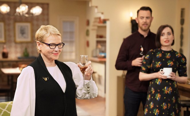 Life in Pieces - Season 4 - Misery Turd Name Pills - Photos - Dianne Wiest
