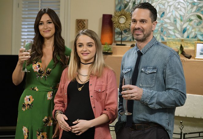 Life in Pieces - Season 4 - Misery Turd Name Pills - Photos - Angelique Cabral, Joey King, Thomas Sadoski