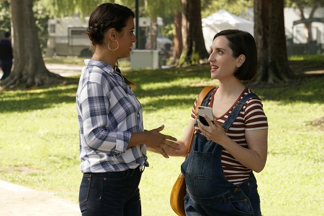 Life in Pieces - Birth Meddling Jacket Denial - Photos - Angelique Cabral, Zoe Lister Jones