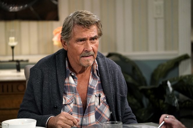 Life in Pieces - Season 4 - Letter Promise Adult Seventy - Photos - James Brolin