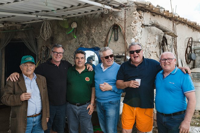 Ray Winstone in Sicily - Cianciana. Ray Picks Up A Shotgun and Throws a Party - Werbefoto - Ray Winstone