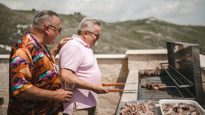 Ray Winstone in Sicily - Cianciana. Ray Picks Up A Shotgun and Throws a Party - Film - Ray Winstone